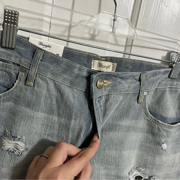 Wrangler Boyfriend Distressed Jeans Loved Light Wash Size 30 J - Picture 2 of 10